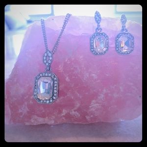 Costume jewelry matching necklace and earrings